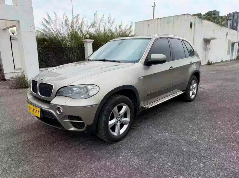 宝马X5 正面外观三