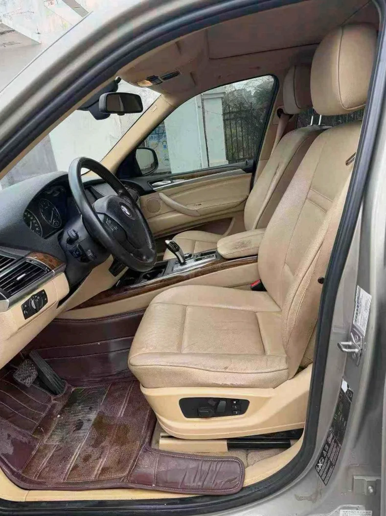 宝马X5 后面外观一