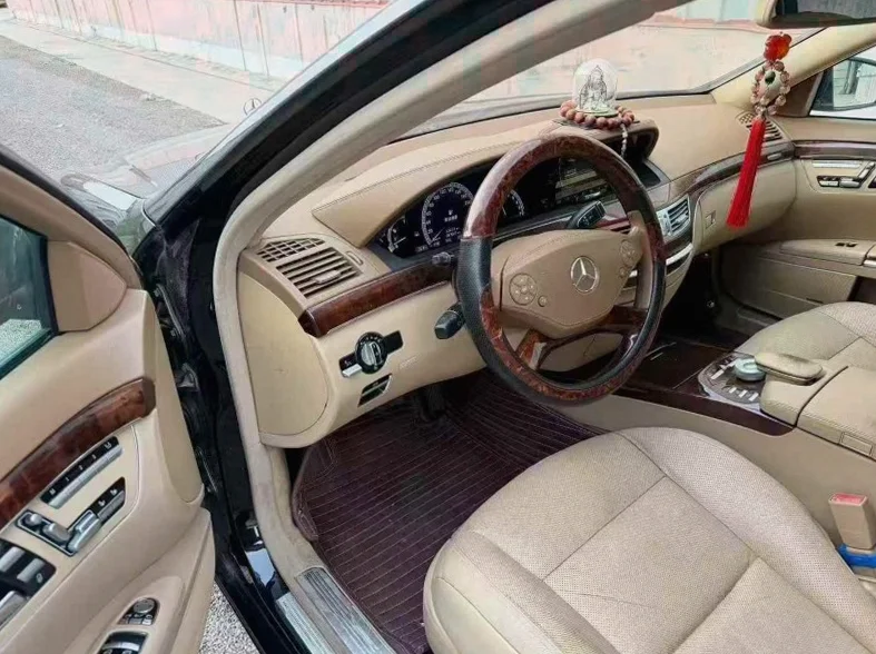 奔驰S 后面外观一