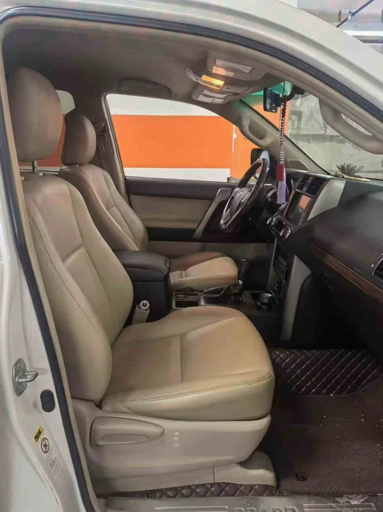 丰田普拉多 内饰前排