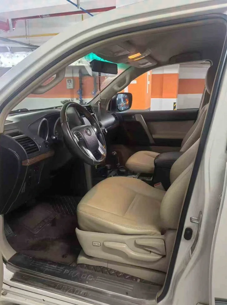 丰田普拉多 后面外观一