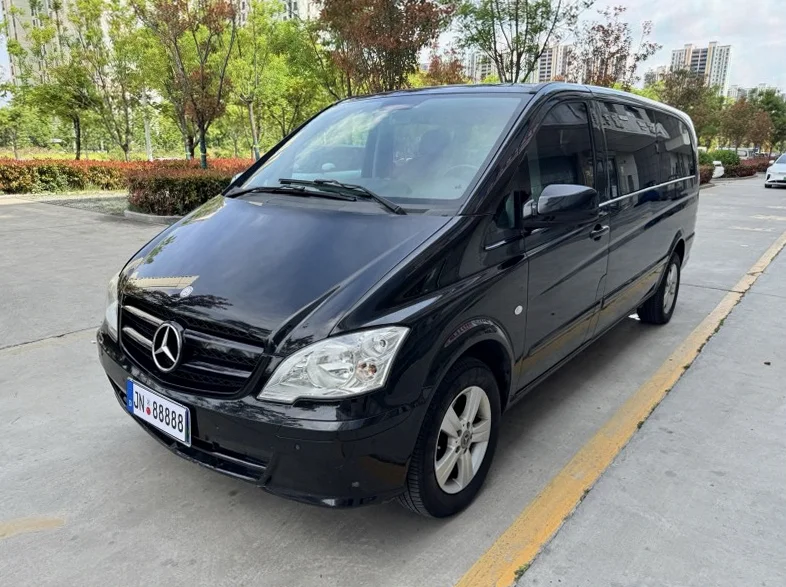 奔驰威霆 正面外观二