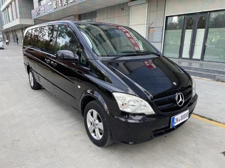 奔驰威霆 内饰后排