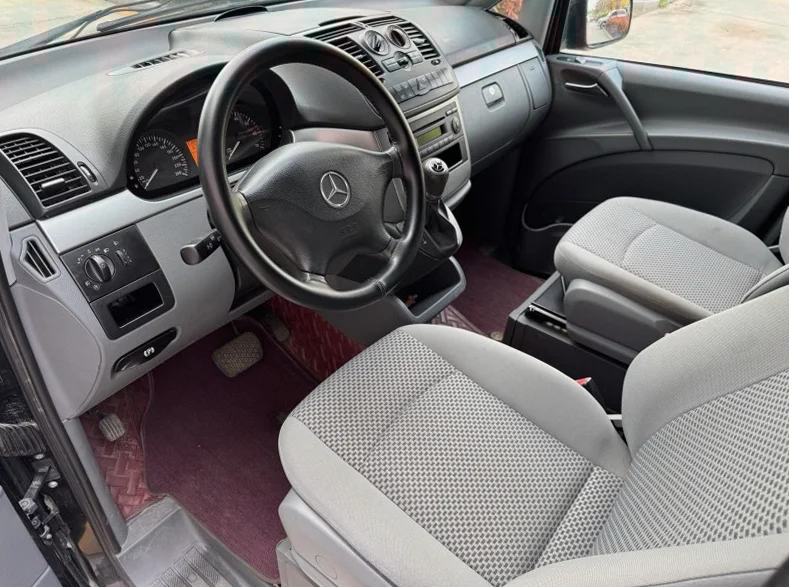 奔驰威霆 后面外观二