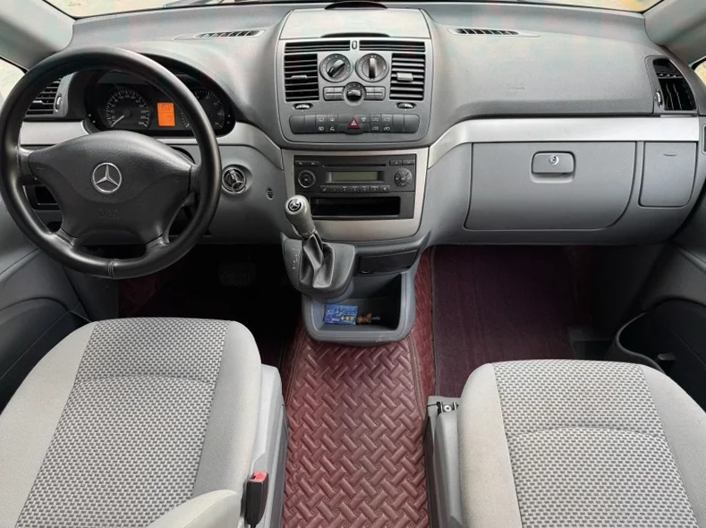 奔驰威霆 后面外观一