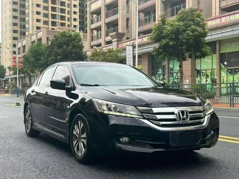 本田雅阁 后面外观一