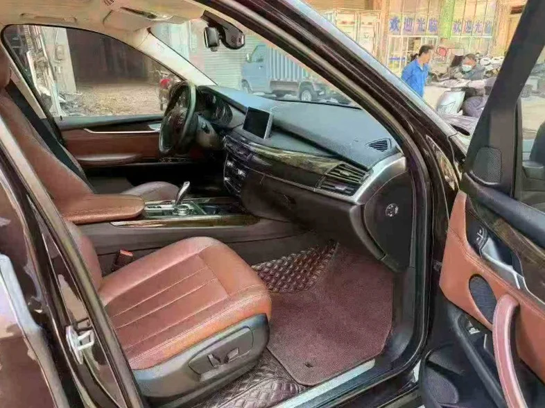 宝马X5 后面外观一