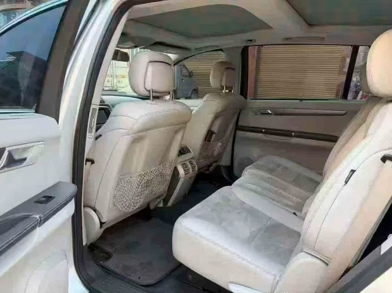 奔驰R 后面外观三