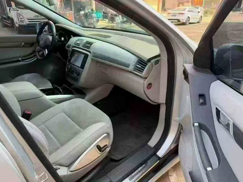 奔驰R 内饰后排