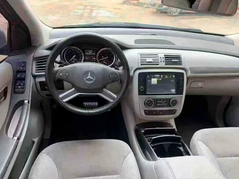 奔驰R 后面外观一