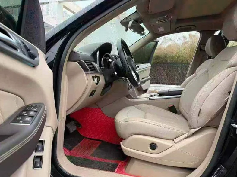 奔驰GLS 后面外观一