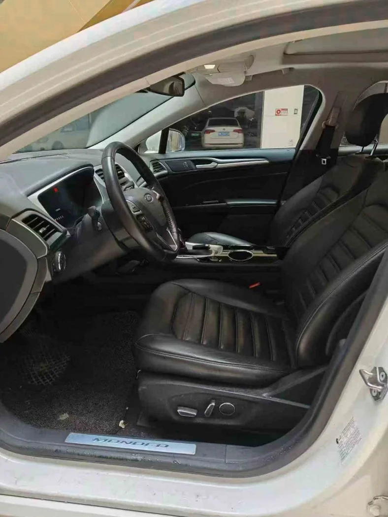 福特蒙迪欧 后面外观一