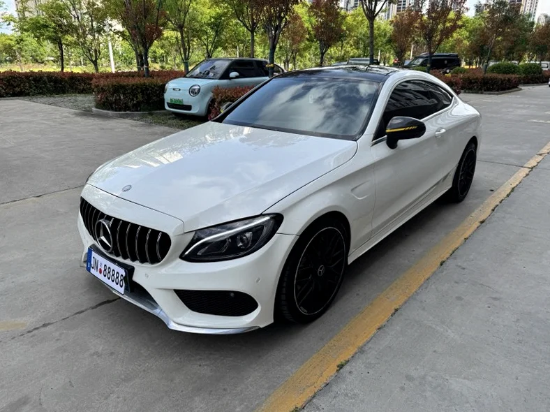 奔驰C 正面外观二