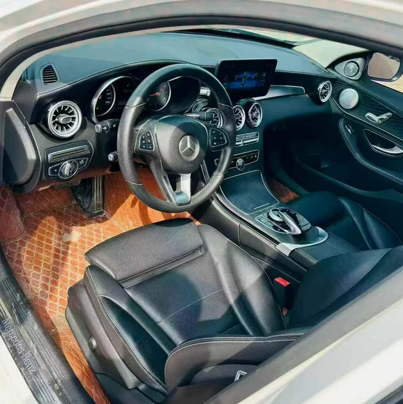 奔驰C 后面外观一