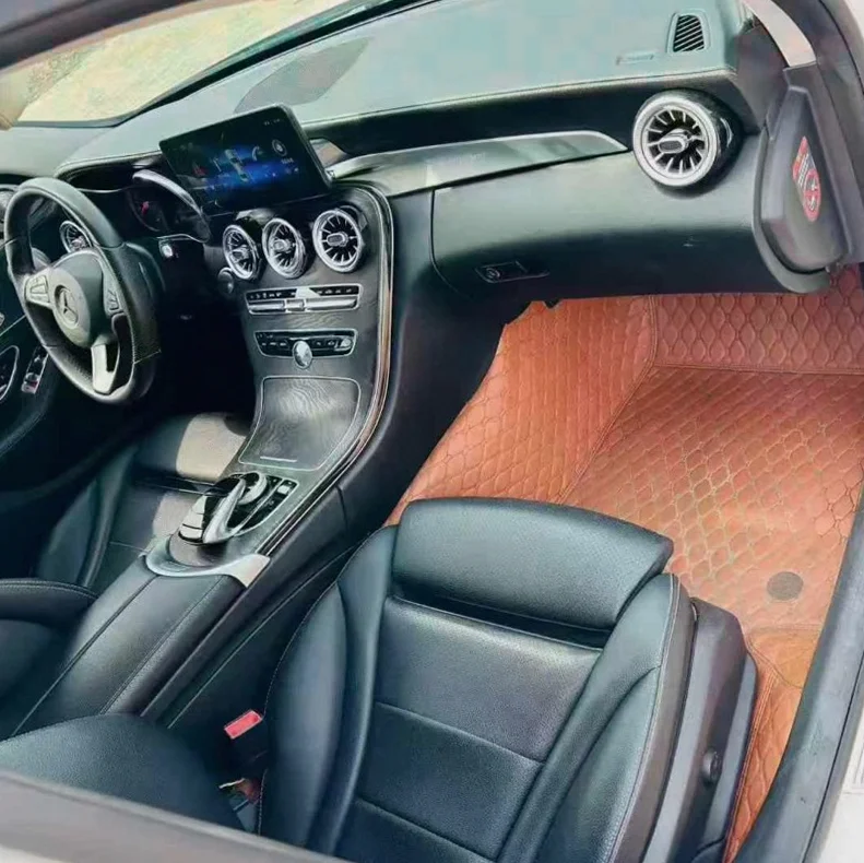 奔驰C 内饰前排