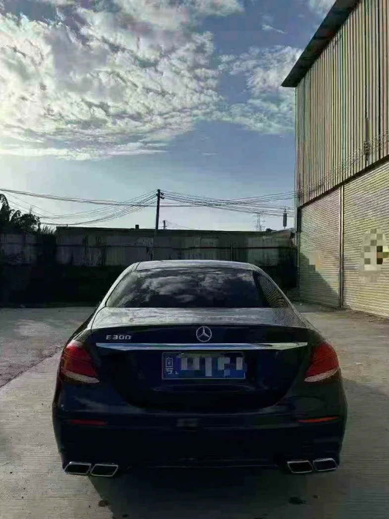 奔驰E 内饰后排