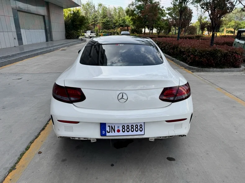 奔驰C 后面外观一