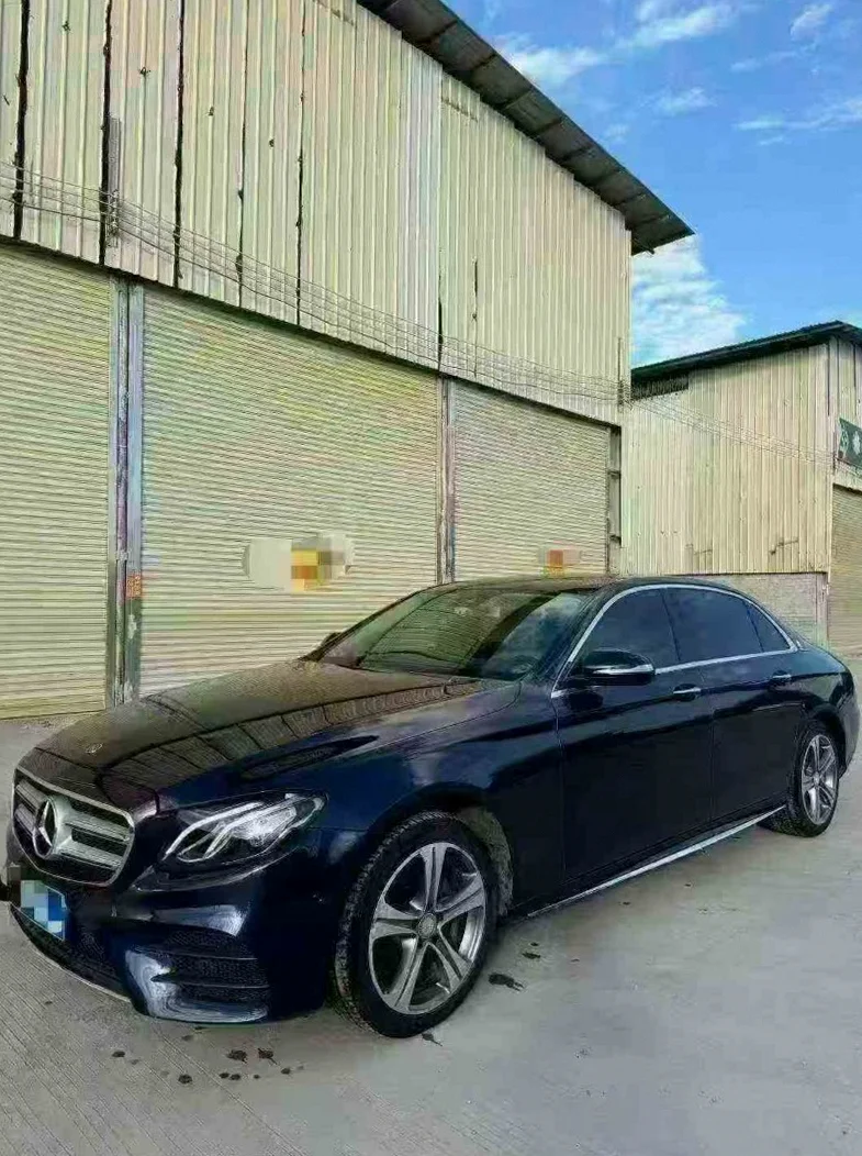 奔驰E 正面外观二