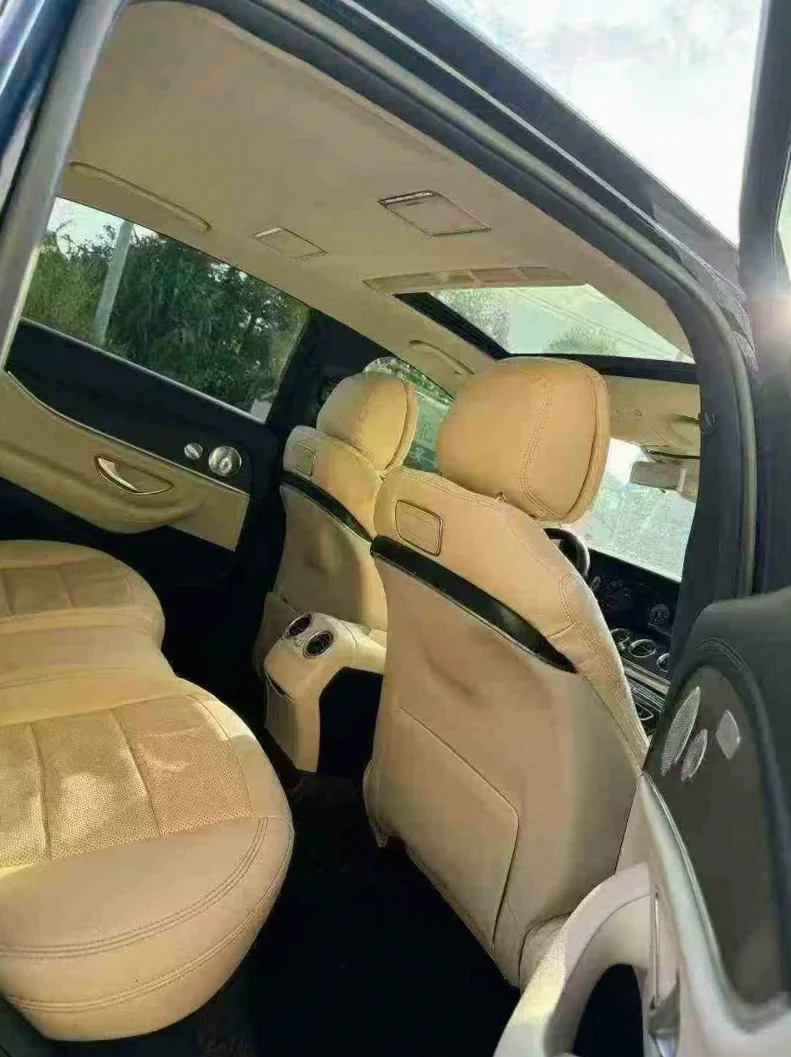 奔驰E 内饰前排