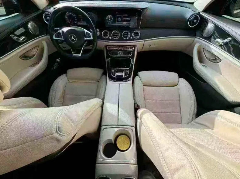 奔驰E 后面外观二