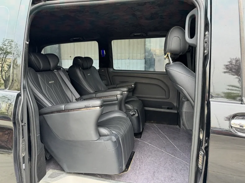 奔驰威霆 正面外观三