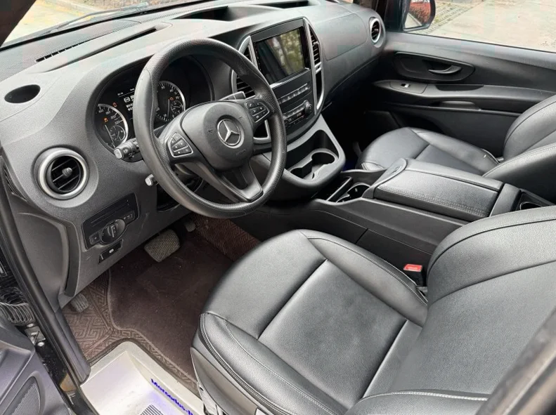 奔驰威霆 后面外观三