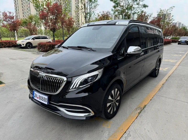 奔驰威霆 正面外观二