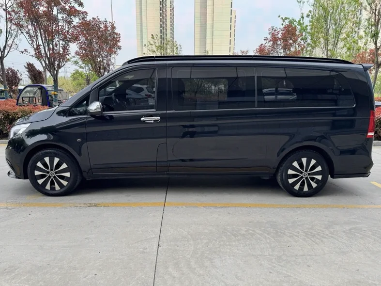 奔驰威霆 后面外观二