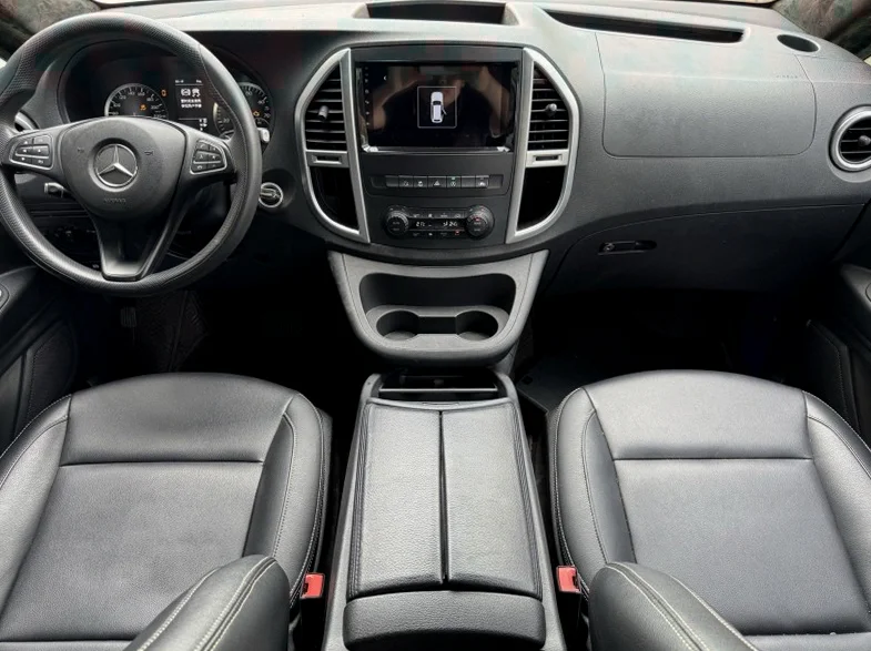 奔驰威霆 后面外观一