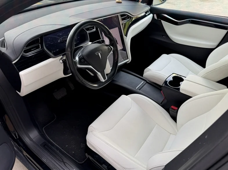 特斯拉MODEL 正面外观二