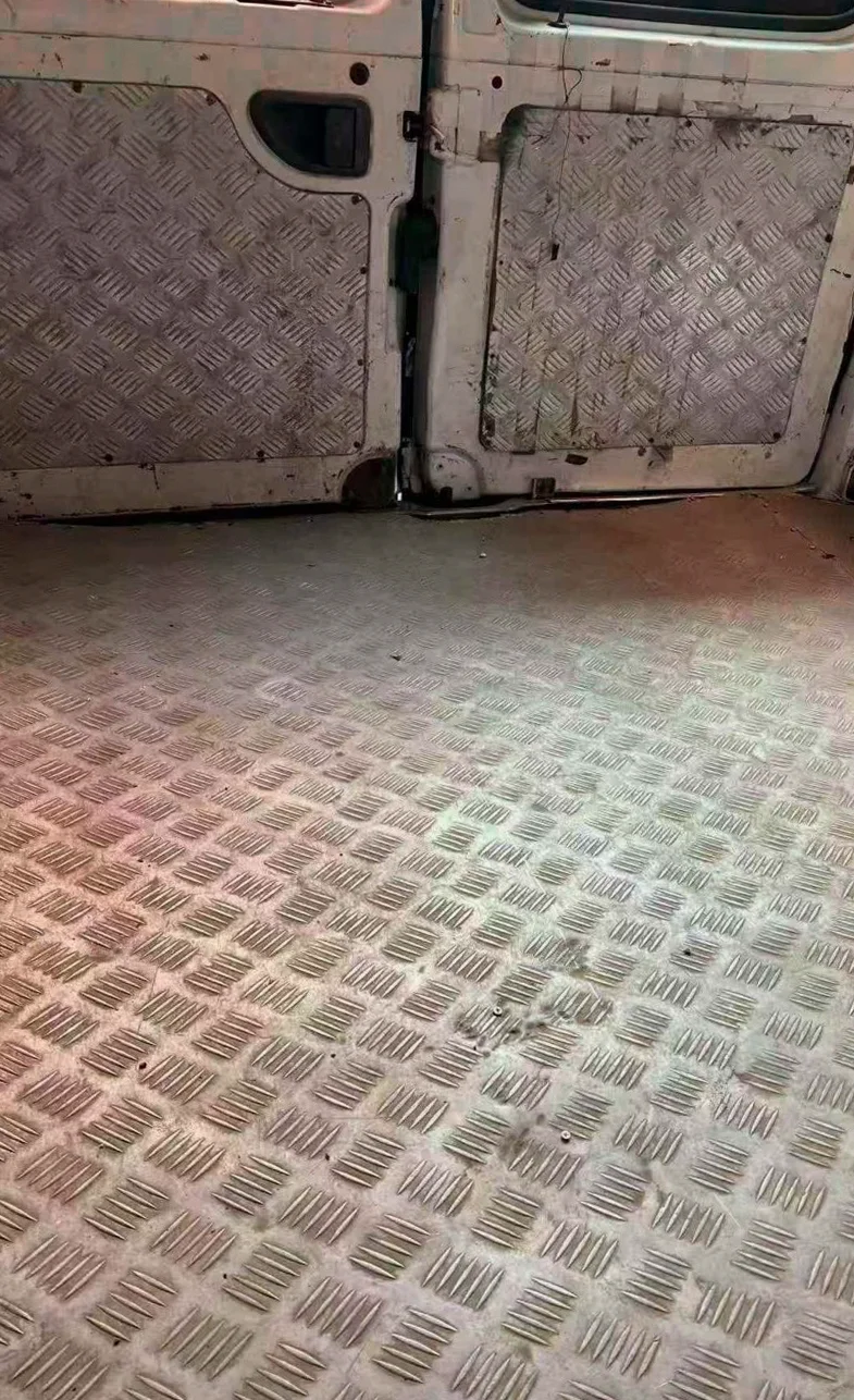 大通V80 后面外观一