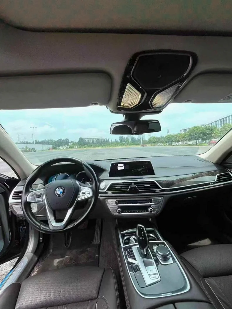 宝马7系 后面外观一