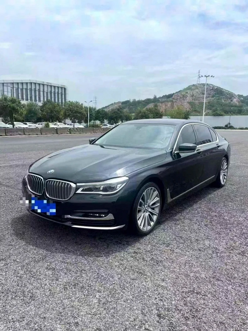 宝马7系 正面外观三