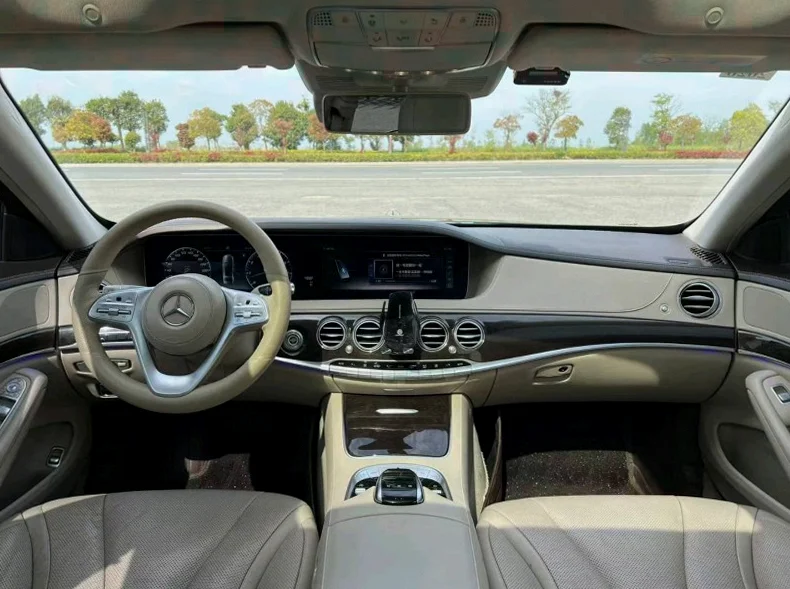 奔驰S 内饰后排