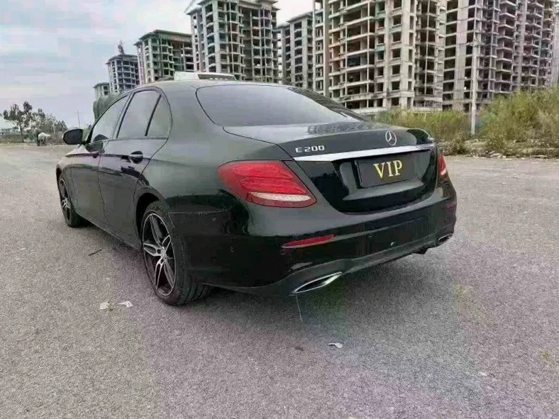 奔驰E 内饰后排