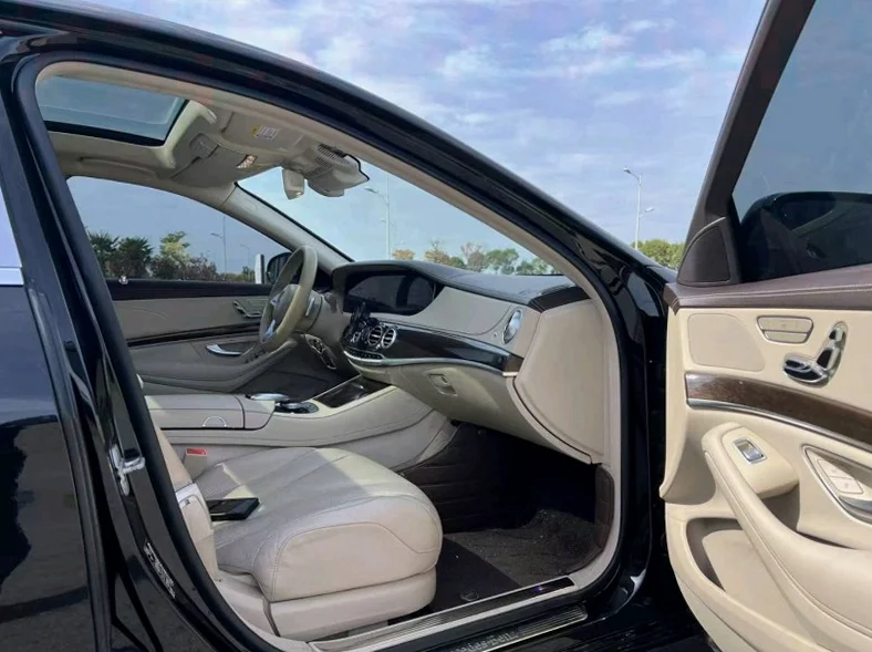 奔驰S 内饰前排