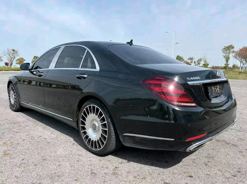 奔驰S 后面外观三