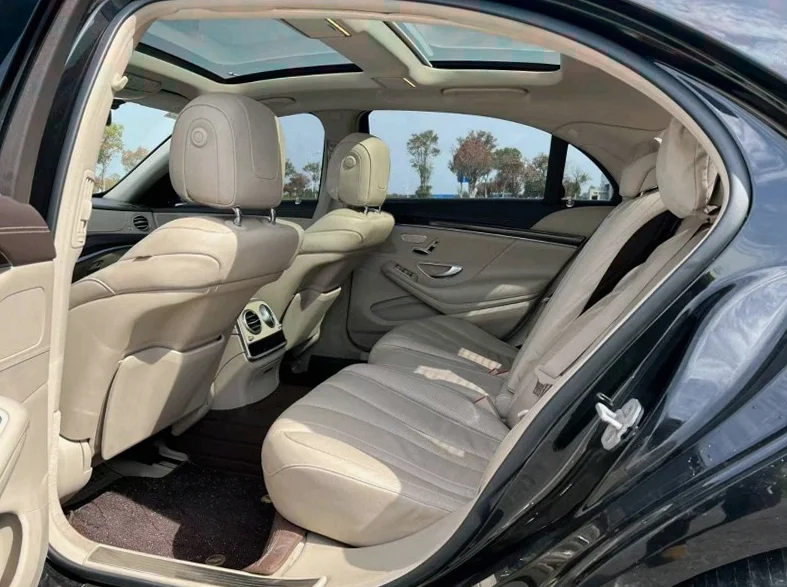 奔驰S 后面外观一