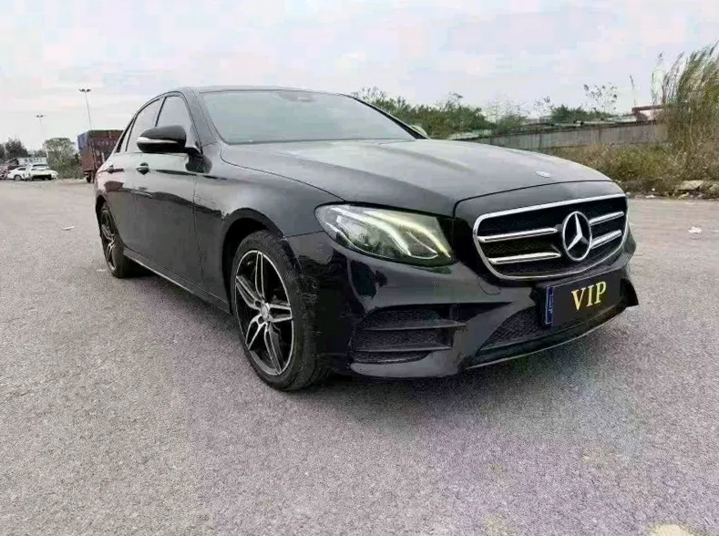 奔驰E 正面外观二