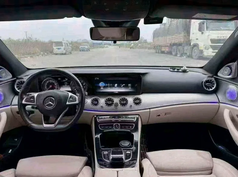 奔驰E 后面外观一