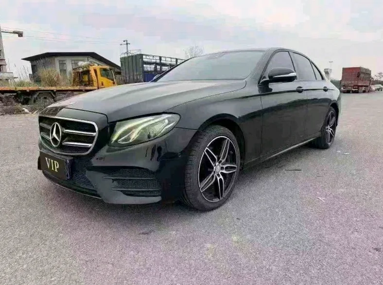 奔驰E 正面外观三