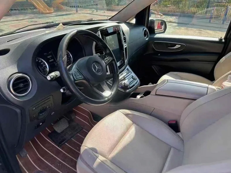 奔驰威霆 内饰前排