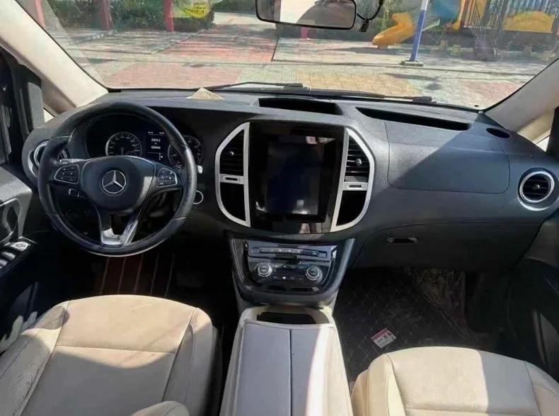 奔驰威霆 后面外观一