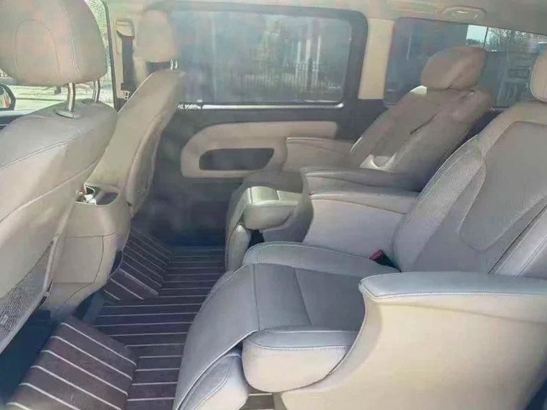 奔驰威霆 后面外观二