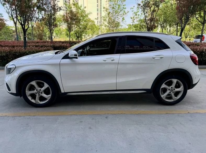 奔驰GLA 后面外观二