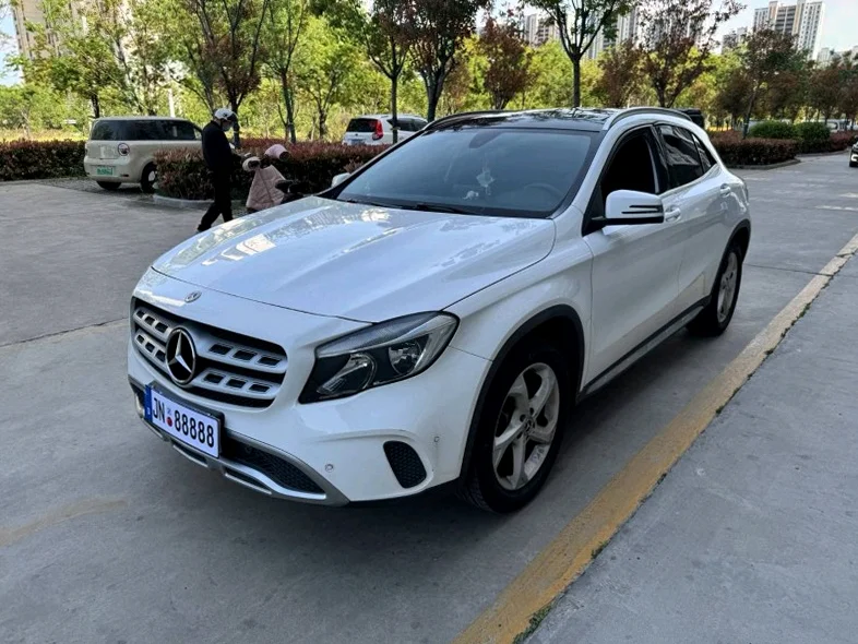 奔驰GLA 正面外观二