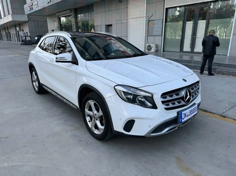 奔驰GLA 正面外观三