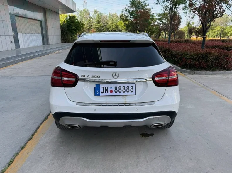 奔驰GLA 后面外观一