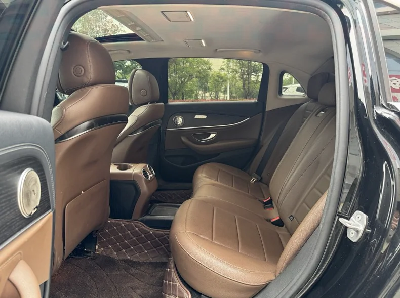 奔驰E 后面外观一