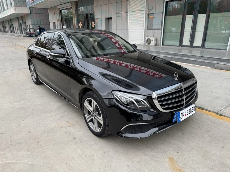 奔驰E 正面外观二